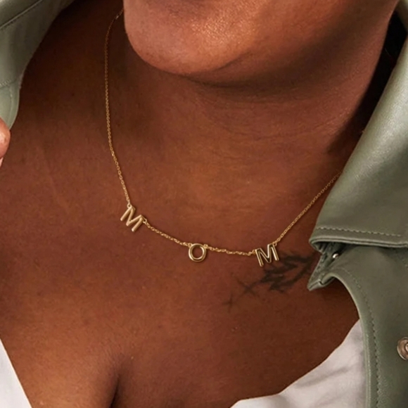 Tesmony MOM Alphabet Pendant Necklace - Picture 4 of 5
